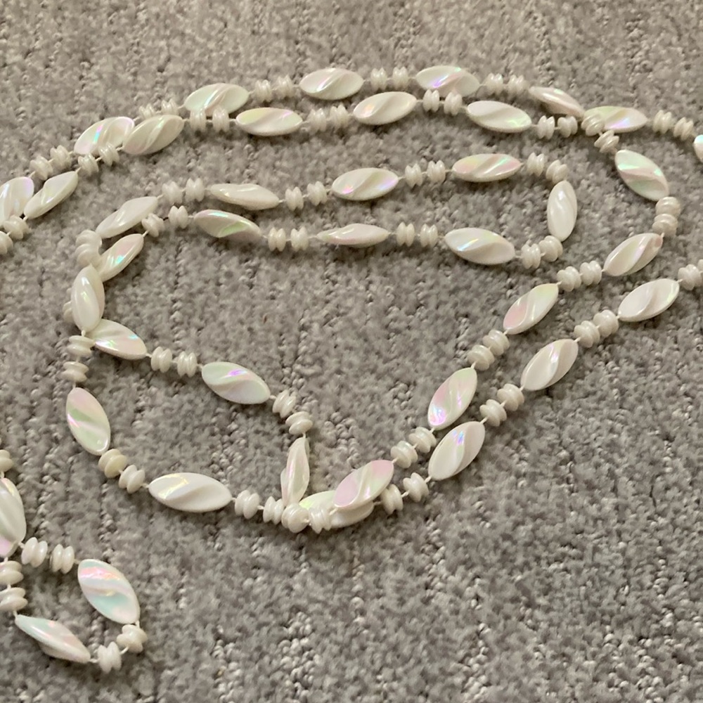 Irridecent white necklace. Vintage 70 s